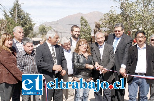 El alcalde Patricio Freire junto a Jessica Leiva, presidenta de la junta de vecinos, participaron de la inauguración de 12 repavimentos de la villa Las Acacias.