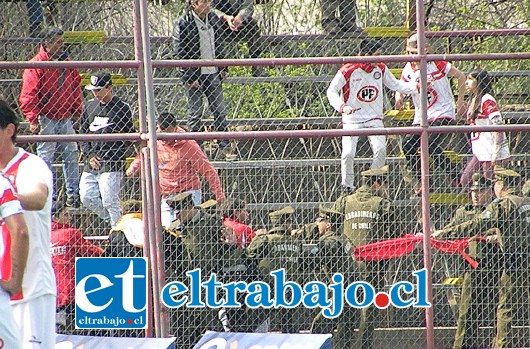 A tirar la cuerda: Promediando el primer tiempo Carabineros y parte de la barra albirroja animaron una entretenida disputa por un lienzo.