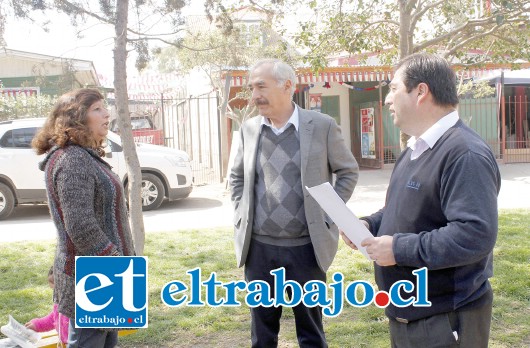 El alcalde Patricio Freire junto a la presidenta de la junta de vecinos, Rosa Brito y el encargado del departamento Alexis Guerrero, informando sobre los proyectos que mejorarán la calidad de vida de los vecinos de la población Esperanza.