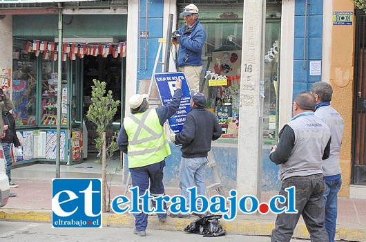 Personal de la Municipalidad de Los Andes debió volver a colocar la señalética que había retirado.