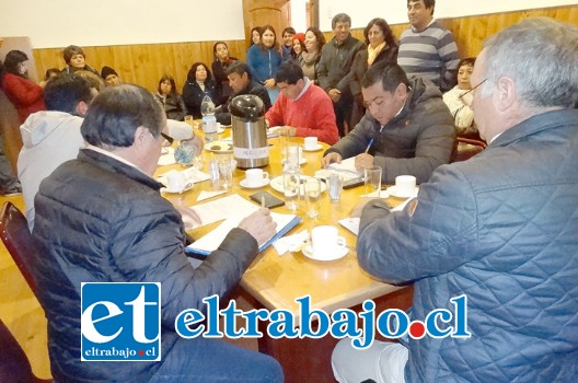 La reunión precedida por el alcalde Pradenas buscó recoger las inquietudes de las familias de estos dos comités habitacionales panquehuinos.