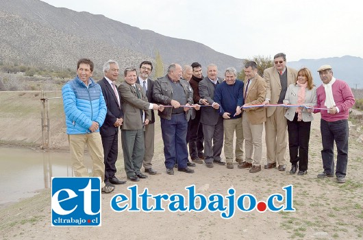 A la ceremonia de inauguración del tranque asistieron diversas autoridades locales y provinciales.