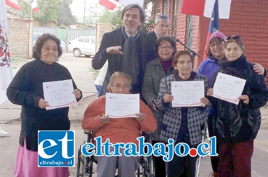 VECINOS DESTACADOS.- El concejal Rodolfo Silva hizo entrega de los reconocimientos a varios vecinos de la población durante la ceremonia.