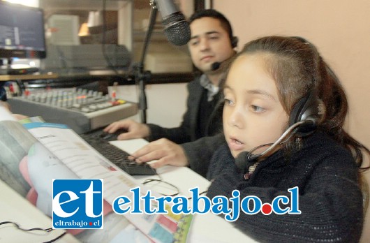 PEQUEÑA LOCUTORA.- Alanis Durán, estudiante de siete años, leía ayer lunes por la mañana un cuento a sus oyentes, Radio 21 Escolar ya está al aire.