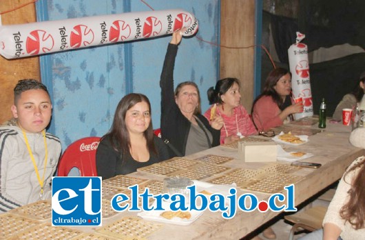 Muy entusiastas se mostraron los vecinos de Las Coimas al participar de un masivo bingo para reunir fondos para la Teletón.