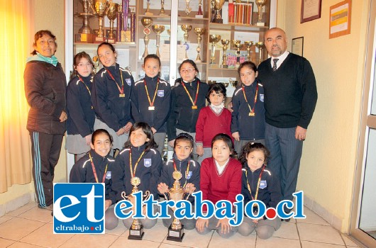 LAS MEJORES.- Ellas son las campeonas regionales 2015 del Cheerleaders Dance de toda la V Región.