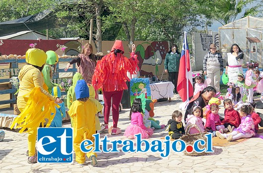 Con presentaciones artísticas, párvulos y educadoras del jardín infantil ‘Las Mazorquitas’ celebraron la obtención de la certificación de Excelencia Medioambiental.