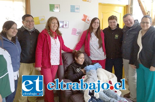 El alcalde Pradenas junto al equipo de trabajo del Cesfam, inaugurando la nueva clínica de lactancia materna del centro asistencial.