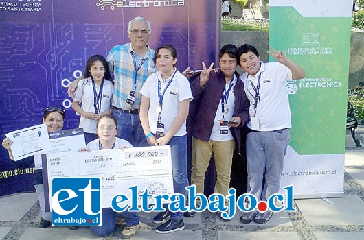 Alumnos de séptimo básico de la escuela John Kennedy junto a su profesor Gerson Neira Aqueveque, obtuvieron medallas y diplomas de reconocimiento más un premio de cuatrocientos mil pesos.