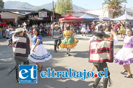 SANGRE HUASA.- Así lucieron los folcloristas de Santa María, Catemu, Llay Llay, Viña del Mar, Valparaíso, Rapel, Zapallar, La Calera, Romeral, Calle Larga, San Felipe y de Panquehue en este festival de la cueca.