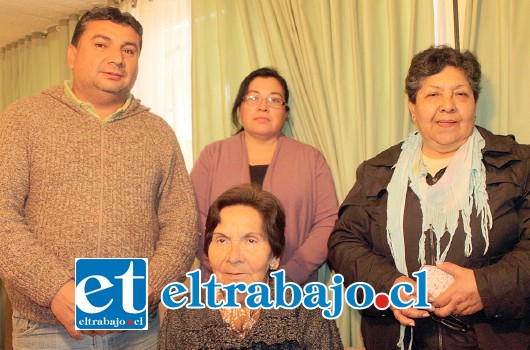 LA DIRECTIVA.- Ellos son parte de la directiva vecinal de Población Roberto Huerta: Andrés Echeverría, Rosa Núñez, Oriana Carmona Villca y Gladys Castro Viuda de Coiro.