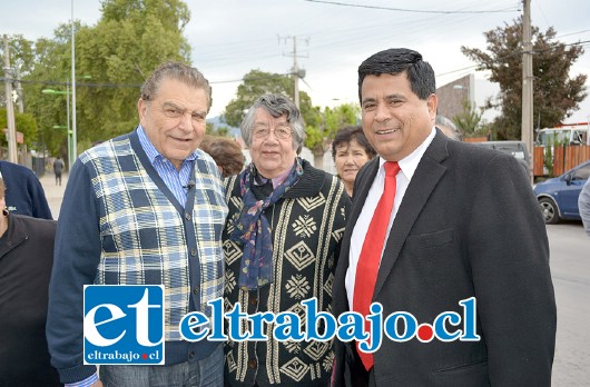 Don Francisco se reunión con el alcalde Claudio Zurita y con vecinos que entrevistó en el año 1986.