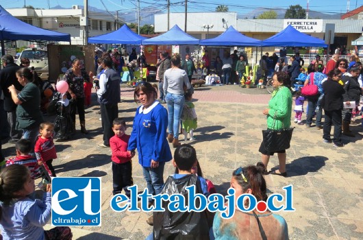 Diversos jardines infantiles de la comuna participaron de esta Ecoferia la cual busca fomentar el cuidado del medioambiente y la reutilización de desechos.