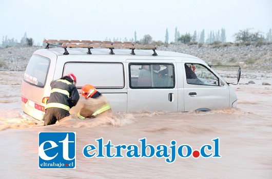 El accidente ocurrió a la altura del paradero 25 de Las Coimas, cuando un furgón intentaba cruzar el Río Putaendo y quedó atrapado por la gran cantidad de agua que había.