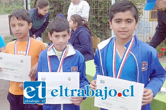 LOS MEJORES.- Estos campeones muestran a Diario El Trabajo sus diplomas que los acreditan como ganadores en sus categorías.