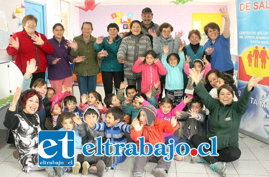 LINDA EXPERIENCIA.- Peques y abuelos disfrutaron en grande este encuentro intergeneracional en el Jardín Infantil La Higuera Danzarina de La Higuera.