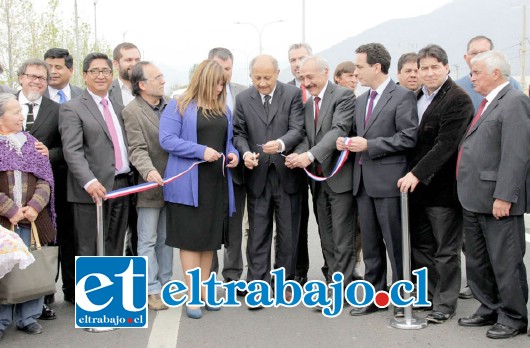 Diversas autoridades regionales y provinciales participaron del corte de cinta en la inauguración de la ampliación de la Av. Chercán Tapia.