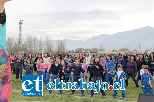 En el inicio del mes de la familia hubo entretenidas clases de zumba que hizo participar tanto a alumnos como apoderados.