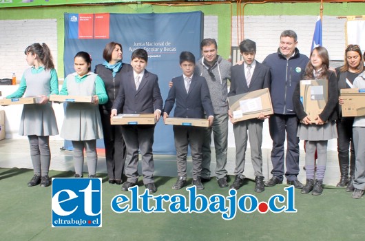 61 estudiantes se vieron beneficiados por este programa de gobierno que les entrega un computador y conexión a internet por un año, gracias al programa ‘Me Conecto para Aprender’.