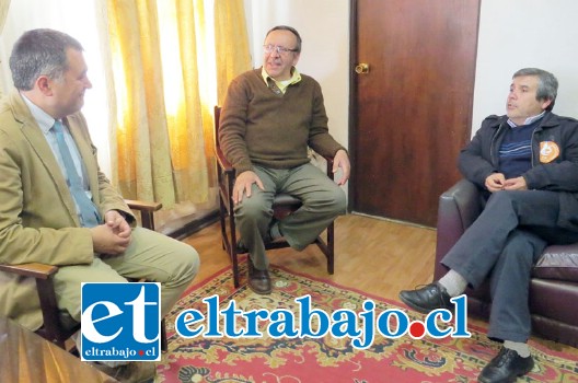 El alcalde Mario Marillanca junto al Gobernador de San Felipe, Eduardo León el Subdere en reunión sobre el programa de esterilización de mascotas en Llay Llay.