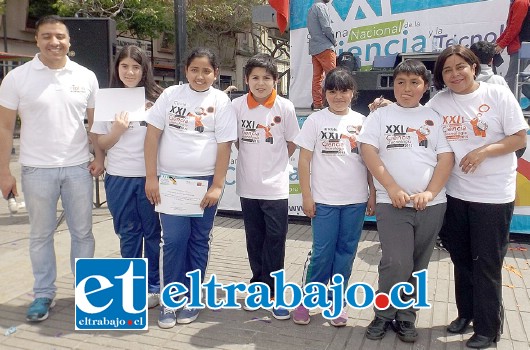 Los alumnos de 5° y 6° básico del Liceo Manuel Marín Fritis, Cecilia Céspedes, Alan Henríquez, Escarlet Contreras, Nicole Vera y Jairo Cornejo, acompañados de Gianino Livellara del Proyecto Asociativo Explora y Mabel Keller, Coordinadora Regional del Proyecto Asociativo Explora.