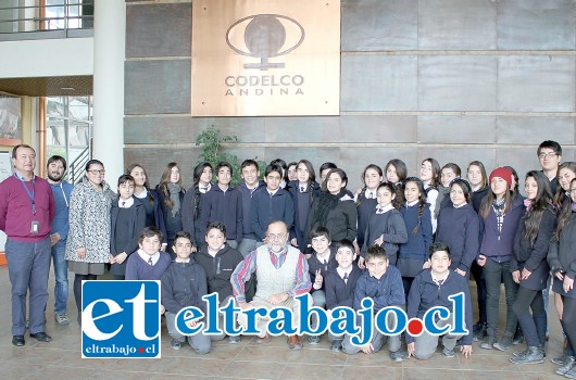 Estudiantes de séptimo básico de la Escuela España realizaron una visita a las instalaciones de Codelco en su edificio institucional.