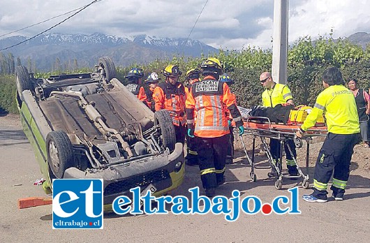 Las dos menores que viajaban en el vehículo volcado resultaron con heridas leves. (Gentileza Cuerpo de Bomberos de San Esteban).