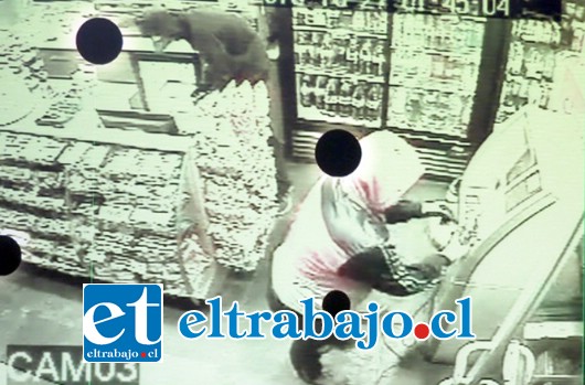 Los sujetos ingresaron al local comercial e intentaron hacer explotar el cajero automático mediante la saturación por gas, para apoderarse del dinero.