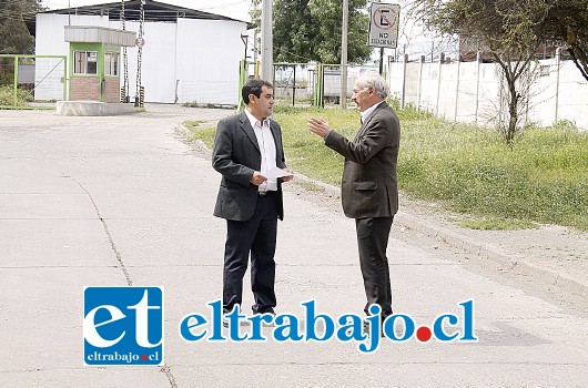 El alcalde Patricio Freire junto al Secpla Claudio Paredes realizaron una visita a terreno para explicar el avance de la iniciativa por muchos años esperada por los vecinos.