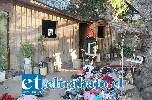 Si bien el incendio dañó la vivienda de material ligero, sus ocupantes resultaron ilesos, solo hubo daños materiales.