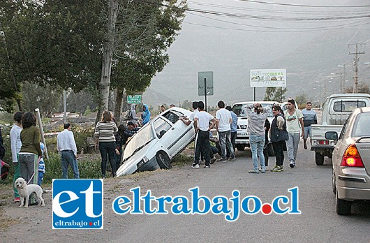 Vecinos del sector ayudaron a ambos ocupantes a salir del vehículo, resultando solo con lesiones menores después del accidente.