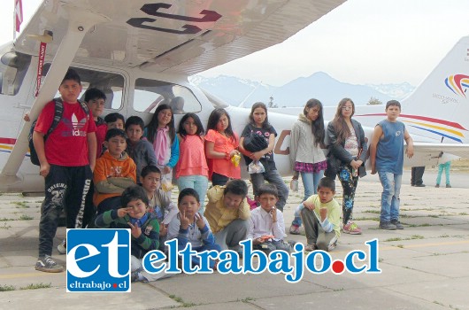 A VOLAR CHICOS.- En esta avioneta y en otras a su disposición, volaron los 18 estudiantes de la Escuela San Rafael sobre los cielos del Valle Aconcagua el pasado fin de semana.