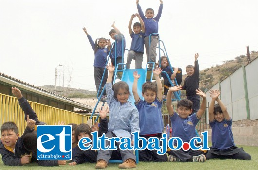 CANCHA NUEVA.- Estos pequeñitos de prebásica en la Escuela José Bernardo Suárez de El Algarrobal, están más que contentos con su nuevo patio de juegos, pues ahora tienen para jugar una cancha sintética.