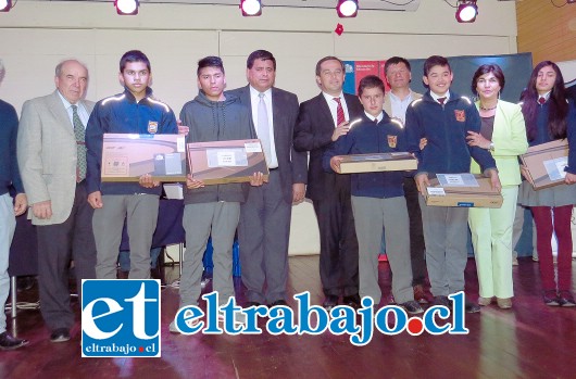 Junto a autoridades, entregaron computadores a alumnos de 7º básico de los establecimientos educacionales municipales de Santa María.