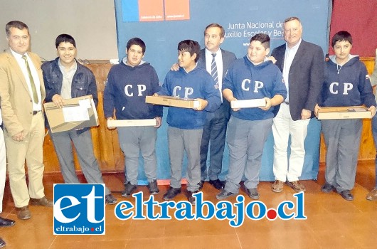 Autoridades junto a 47 alumnos panquehuinos que fueron beneficiados con la entrega de computadores gracias al programa ‘Me Conecto para Aprender’.