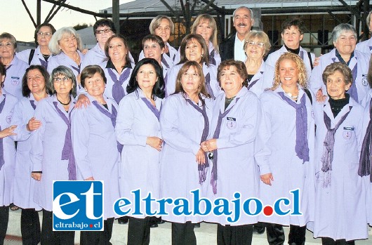 ENTREGA TOTAL.- Ellas son las Damas de Lila de San Felipe, ángeles que confortan a los pacientes de cáncer en su más angustiante experiencia antes de morir. Les acompaña el alcalde Patricio Freire.