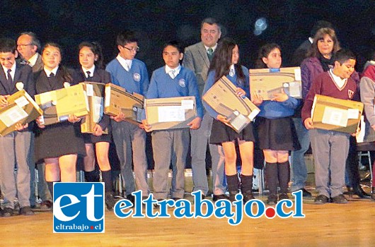 Más de 120 niños de escuelas municipales de Llay Llay fueron beneficiados por la Junaeb con la entrega de un notebook más conexión a internet.