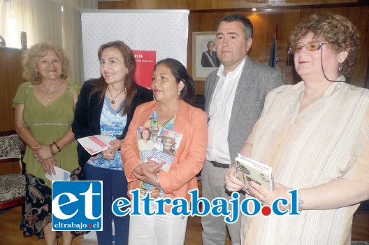 El gobernador de la provincia de San Felipe, Eduardo León junto a la Seremi del Trabajo y dirigentes de Anecap.