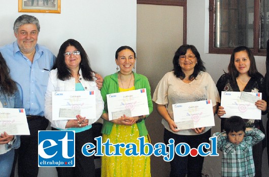 Junto al alcalde Luksic, parte de las mujeres que fueron favorecidas con los Fondos Concursables Municipales para que lleven a cabo sus emprendimientos.