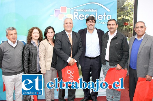 El alcalde Guillermo Reyes, la directora del Cesfam, Mireya Ponce y los concejales Carlos Gallardo, Luis Sandoval y Sergio Zamora junto al alcalde de Recoleta, Daniel Jaude.