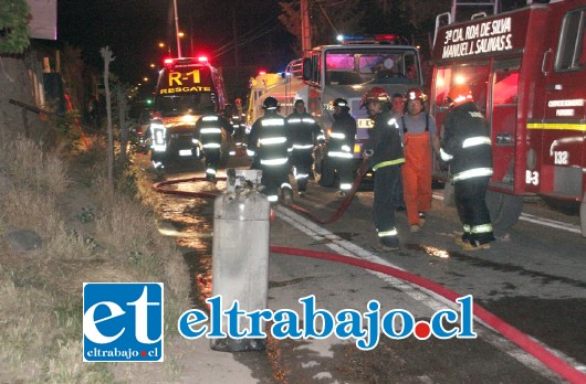 Bomberos tuvo que acudir a un incendio estructural que se registró en una bodega de Calle Brasil durante la noche de este martes.