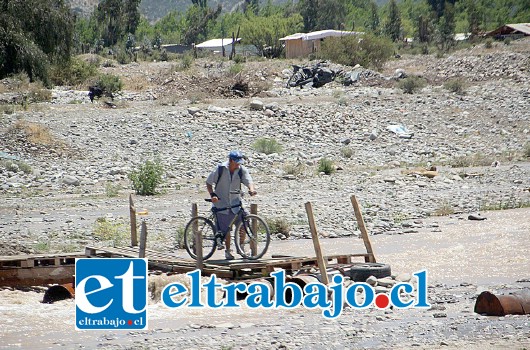 Los vecinos están conscientes de que este puente no es seguro, pero aseguran que no existe otra forma de cruzar el río con el caudal que lleva.