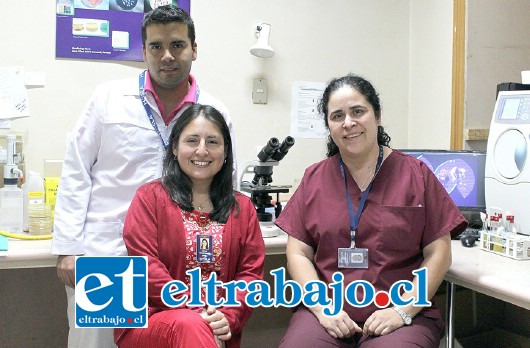 De izquierda a derecha: el tecnólogo médico Aníbal Saavedra, la matrona Maricel Herrera y la tecnólogo médico Paola Araya.