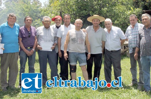 Durante el sábado un grupo de conductores de micros y buses hicieron entrega de un reconocimiento a tres antiguos conductores de micros de Putaendo.