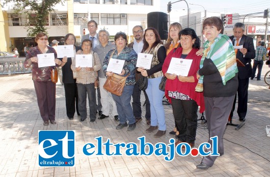 El administrador municipal Patricio González junto a mujeres que fueron reconocidas por su participación en una nueva versión de la Expo Mujer 2015.