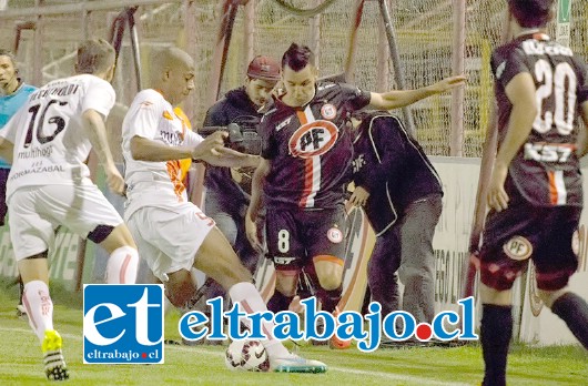 La noche del sábado, Sanfelipeños y curicanos quedaron al debe al entregar un partido menos que regular en el estadio Municipal (foto: Jaime Solís).