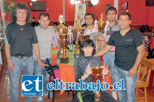 BACANES.- Ellos son los representantes del Club Mario Inostroza de San Felipe, cuadro que ganó el Campeonato General de San Felipe, Arfa 2015.