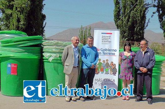 El gobernador Eduardo León, junto al alcalde Patricio Freire, el alcalde de Llay Llay Mario Marillanca y la Dideco de Panquehue, Camila Aragón, en la entrega de estanques acumuladores de agua.