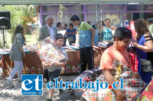 Alcalde Freire entregando los regalos de navidad a los niños de la Escuela Especial Sagrado Corazón.