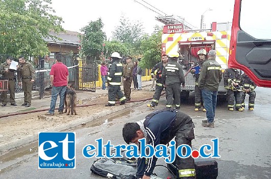 Hasta las primeras horas de la mañana de ayer domingo personal de Bomberos trabajó en el combate de las llamas. (Fotografía: @CB_LlayLlay).